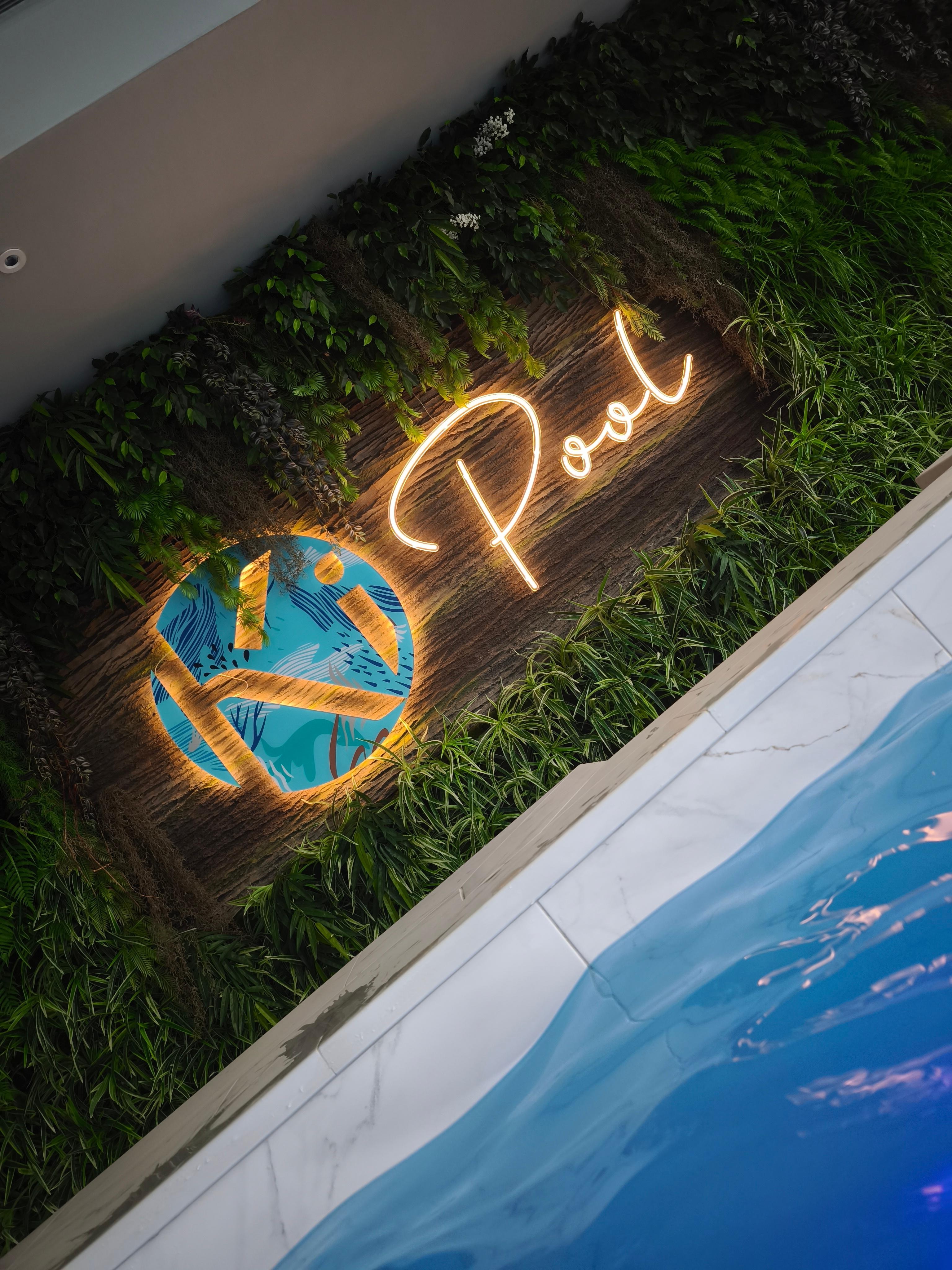 Un moment agréable a la piscine 