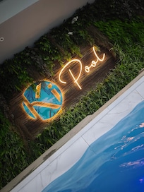 Un moment agréable a la piscine