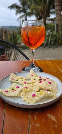 El snack de cortesia fantástico y los cocteles buen maridaje