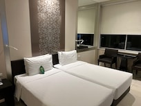 Deluxe twin beds room, lots of mirrors around.