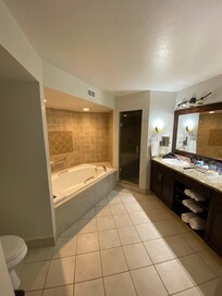 Master bedrooms en-suite bathroom