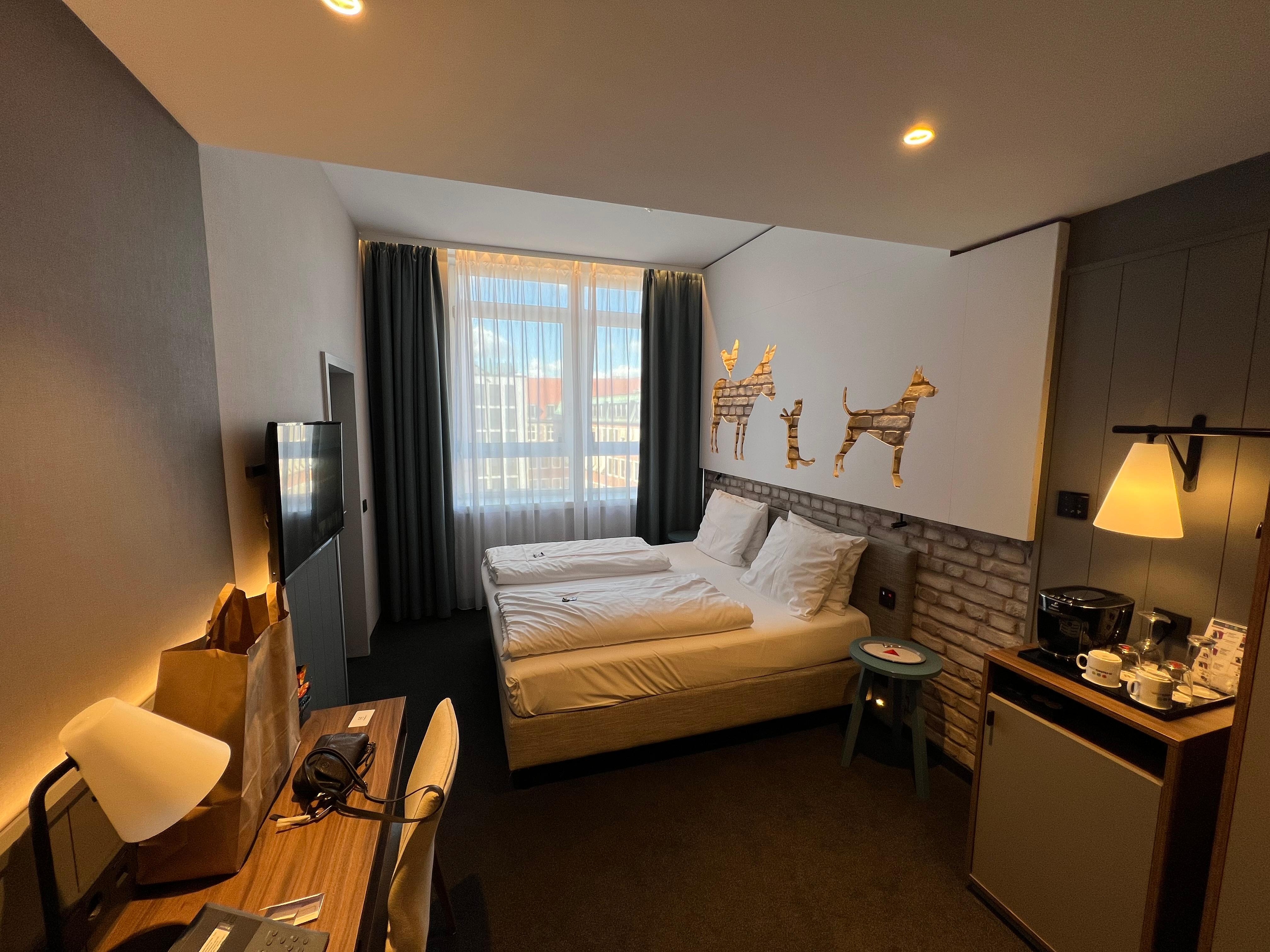 De hotelkamer.