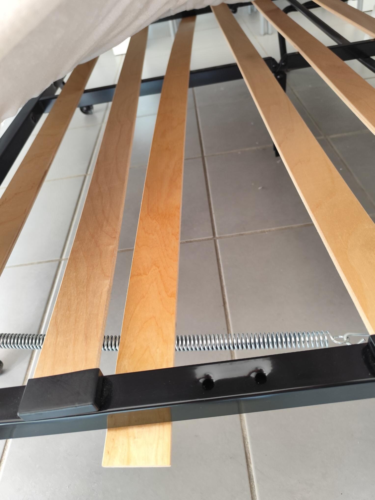 Le canapé lit, est cassé : une latte désinsérée et les fixations sont absentes des deux côtés