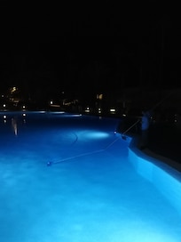 Poolen rengøres hver aften