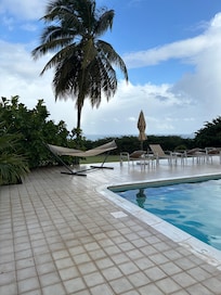 Sur le bord de la piscine