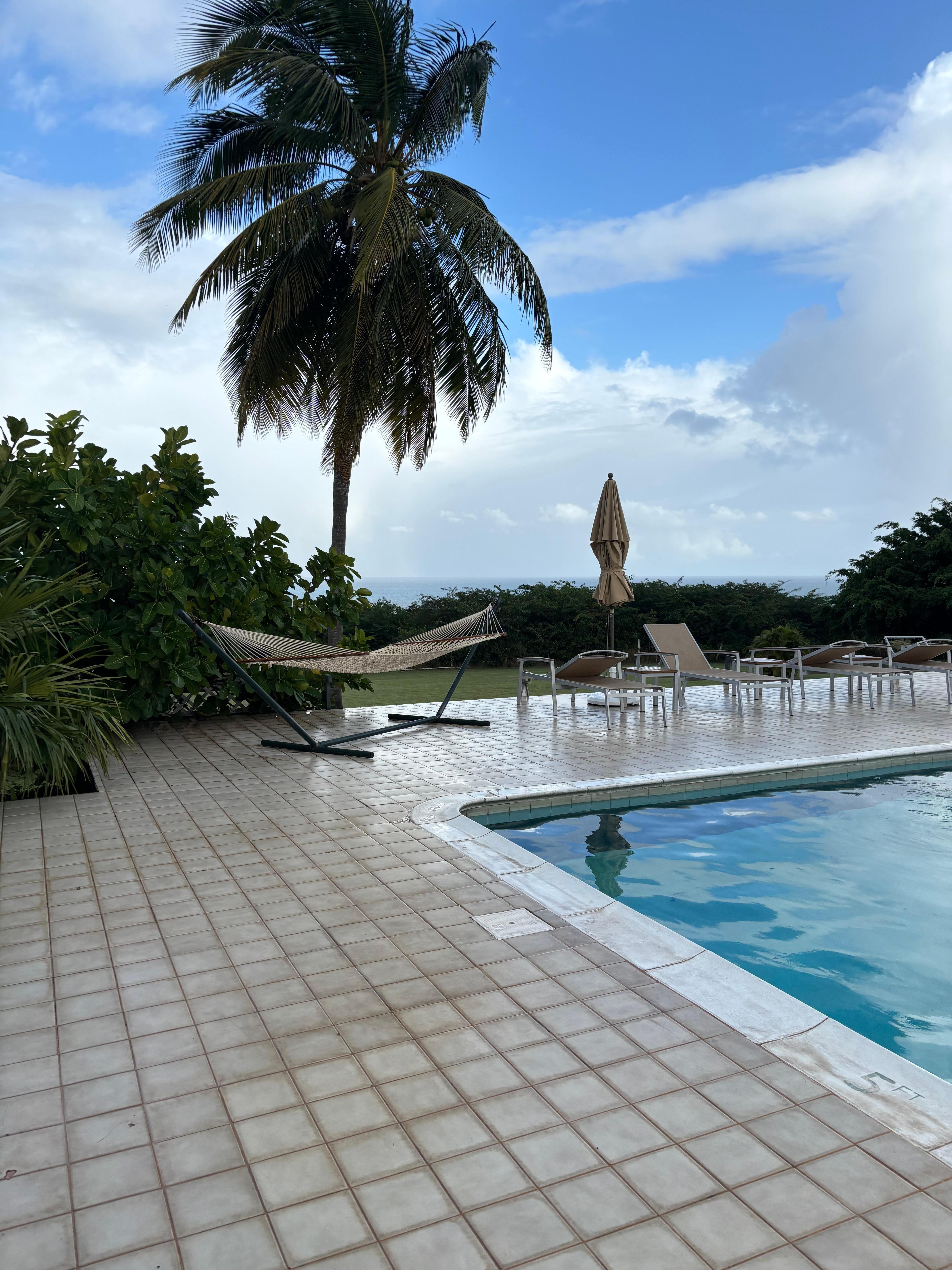 Sur le bord de la piscine