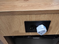 コンセントはベッドサイドテーブルに2カ所。変換プラグは1階キオスク横に置いてあり、無料で使える。