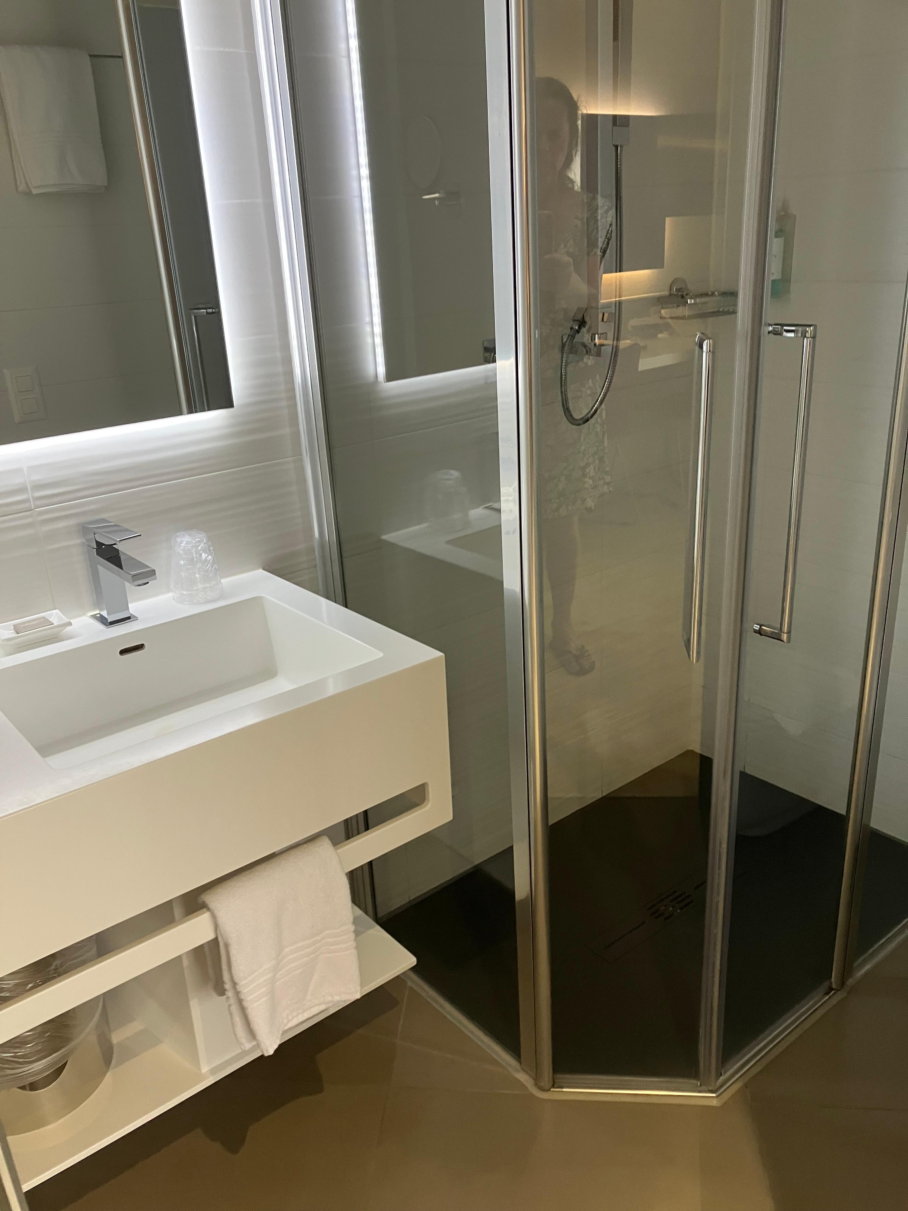 Compact but efficient bathroom 