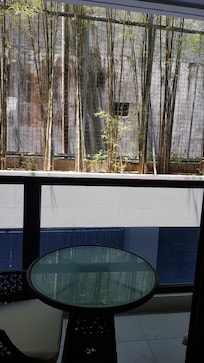 Sempre dal mio balcone vista muro anziché piscina