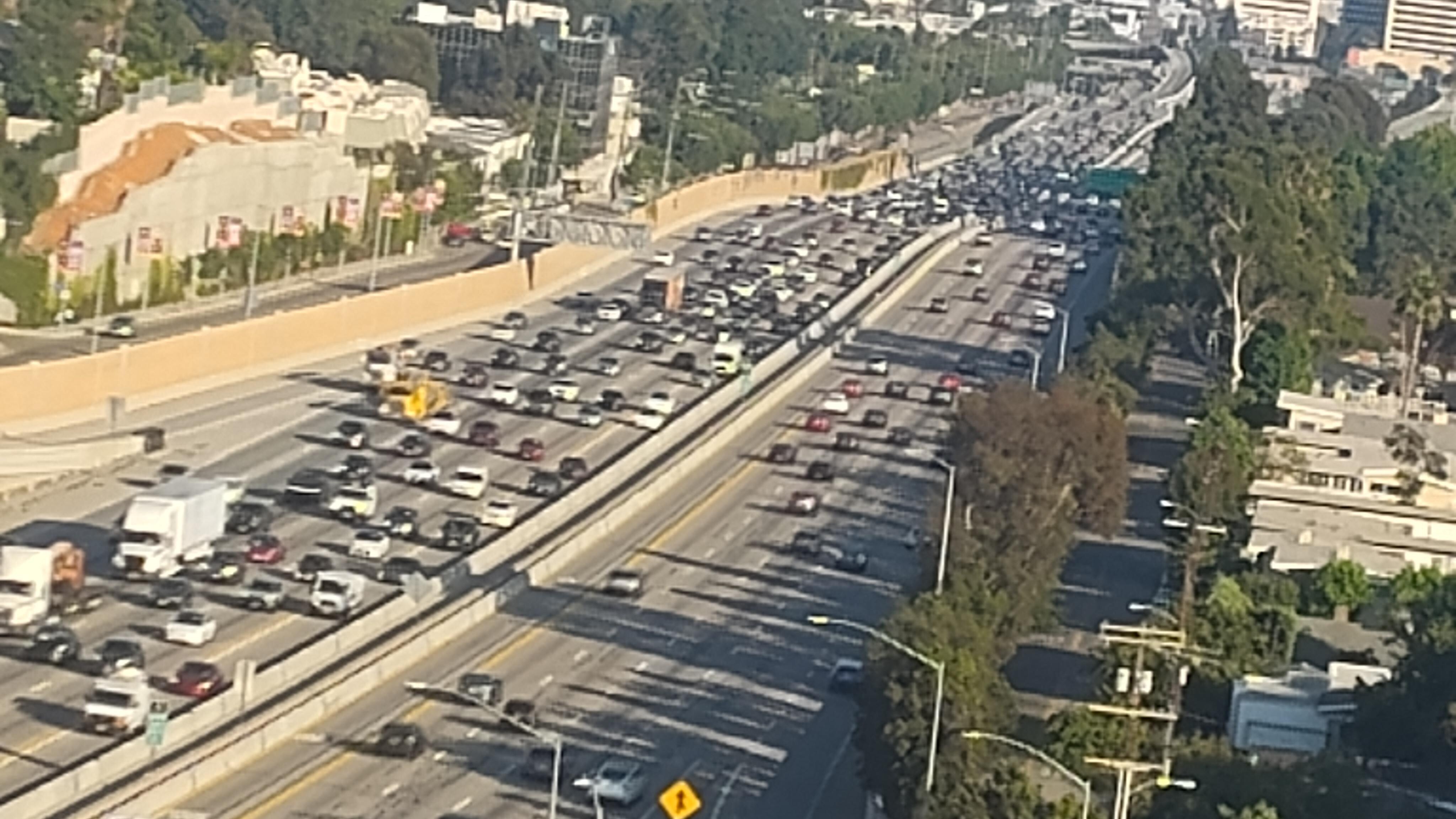 Quiet is the room.
405 freeway easy access
An Iconic circular tower at 405 Fwy & Sunset Blvd .. easy access to SFV, South Bay and Orange and SD Counties.  