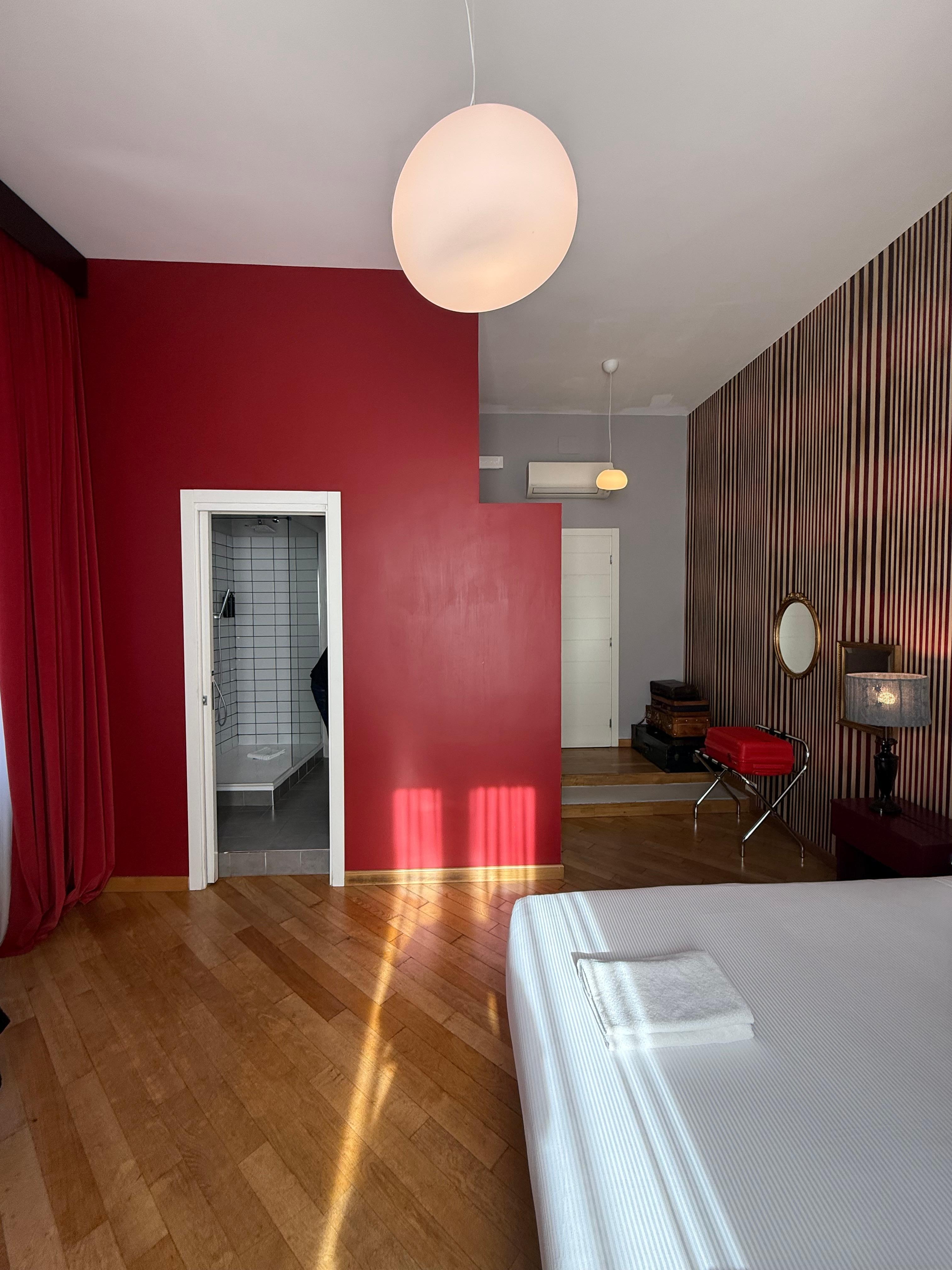 Quarto grande com frente para a rua, não é barulhento 