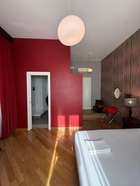 Quarto grande com frente para a rua, não é barulhento