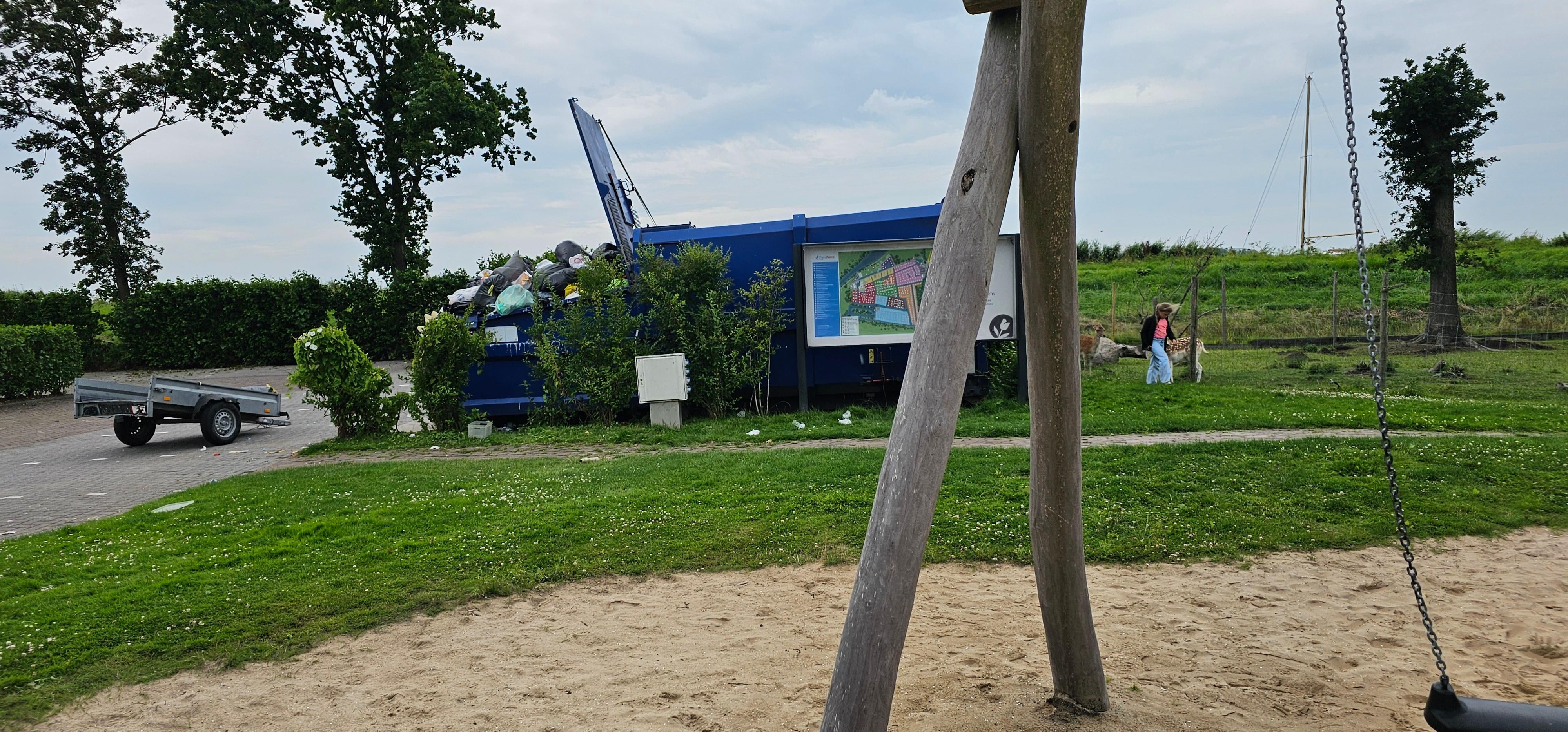 Müllplatz in der Nähe des Spielplatzes verbreitet schlechte Geruch