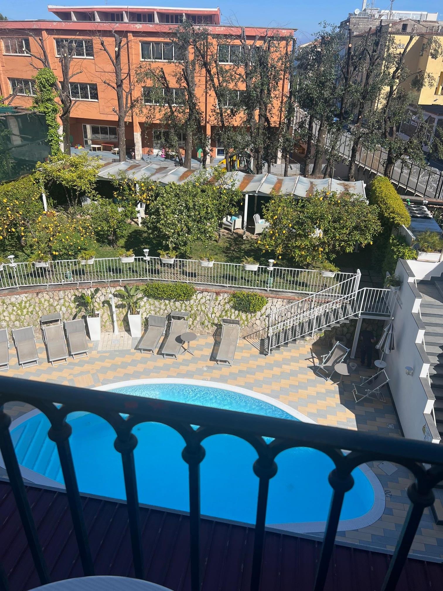 Udsigt fra 2.sal mod pool