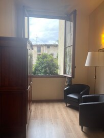 Sittegruppe og stort klesskap