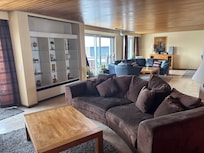 Wohnbereich mit sehr viel Lauf- und Spielfläche. Super!