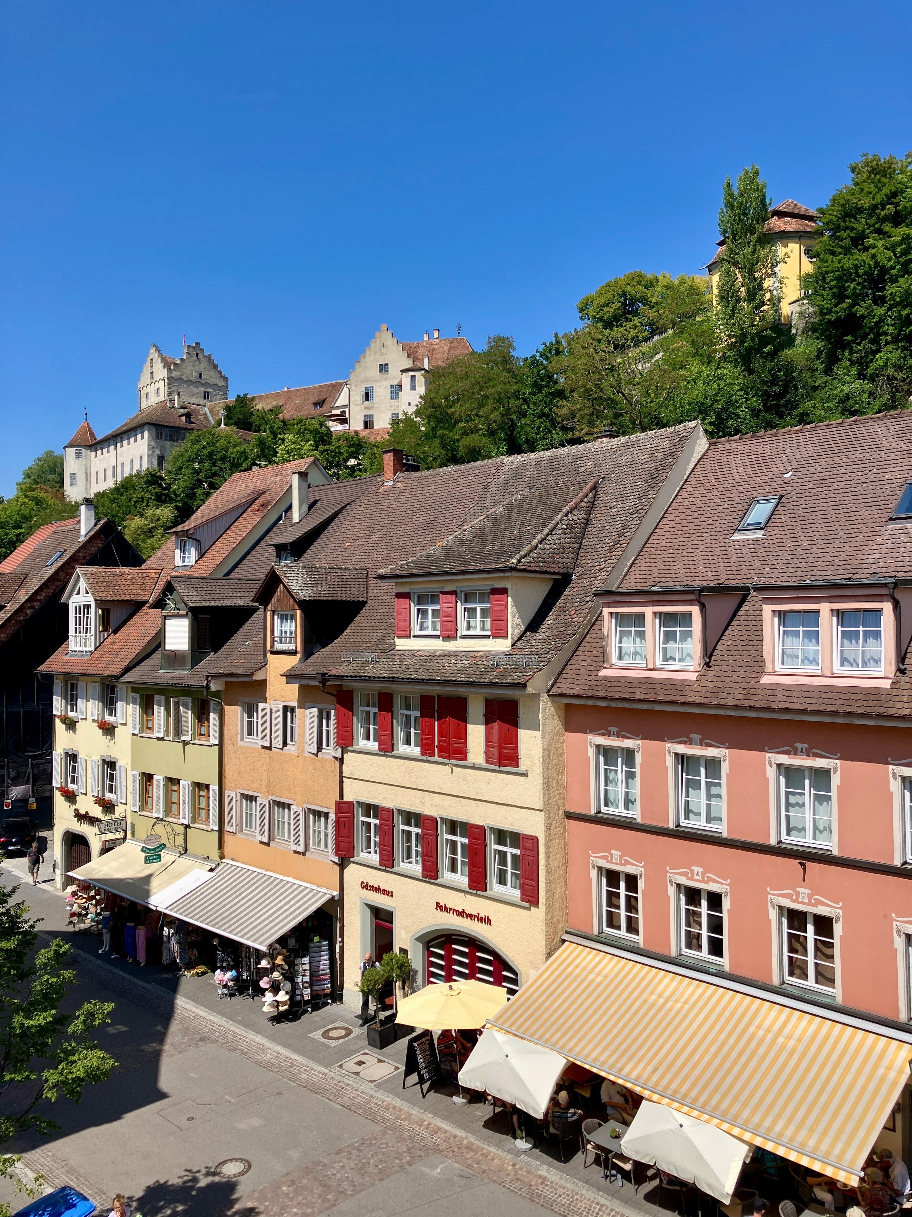 Zimmeraussicht gegen das Städtchen