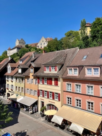 Zimmeraussicht gegen das Städtchen