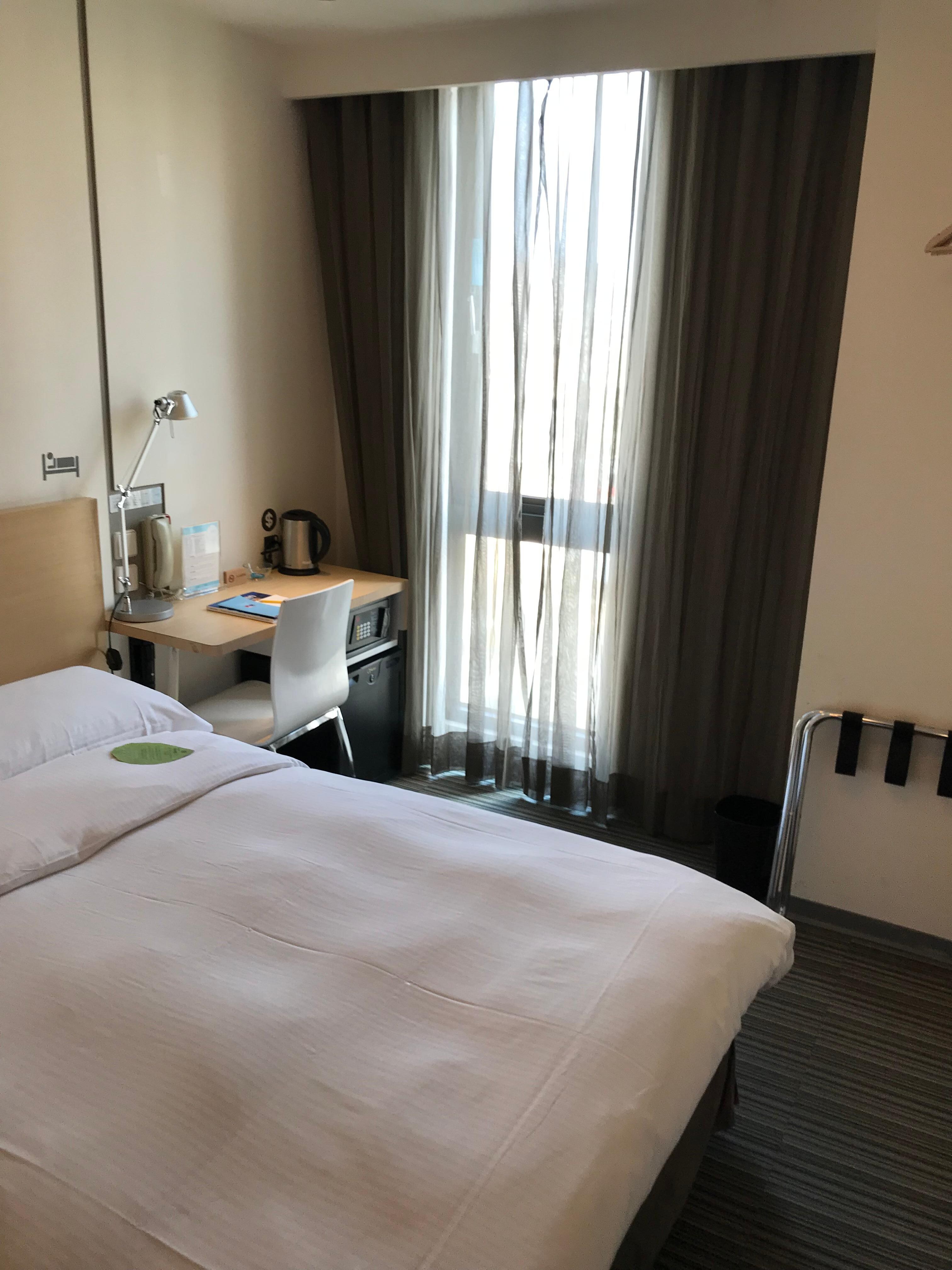 ダブルベッドです。金庫もあります