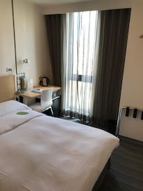 ダブルベッドです。金庫もあります