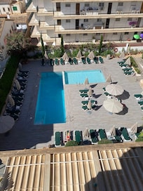Udsigt fra stor rummelig terrasse