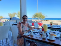 Colazione guardando il mare