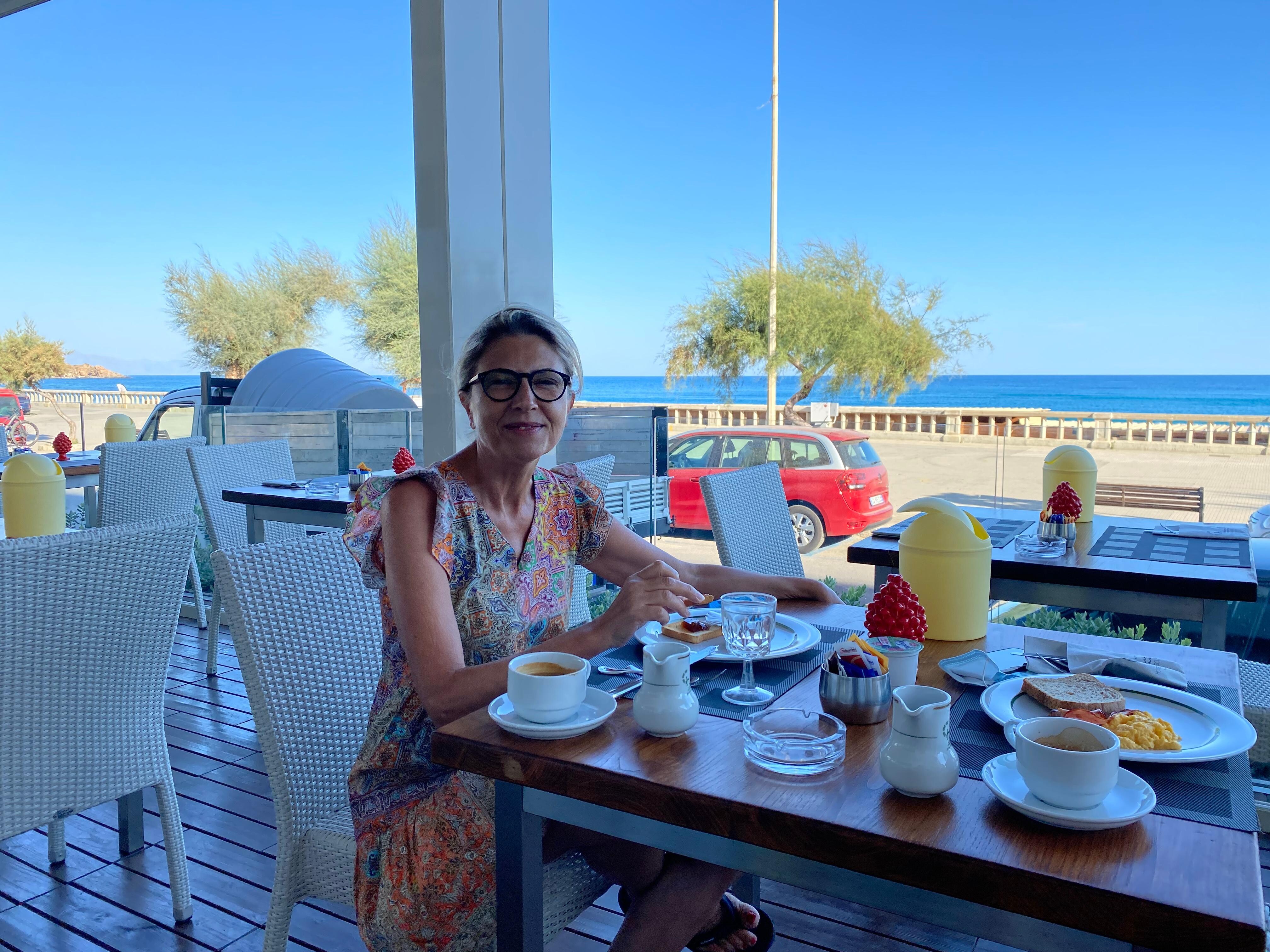 Colazione guardando il mare
