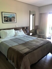 Quarto amplo, com sacada.