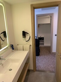 Banheiro visualizando o closet onde está o cofre