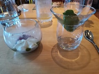 Dessert sorbet av bjerkeløv og røkt tørket bringebær og lakris. Nam.