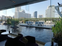 Vue sur le bassin au 9ème étage où l'on prend le petit déjeuner.