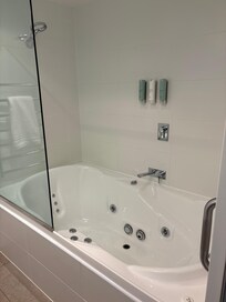 Jet tub- huge and like new