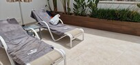 Solterasse ved poolen