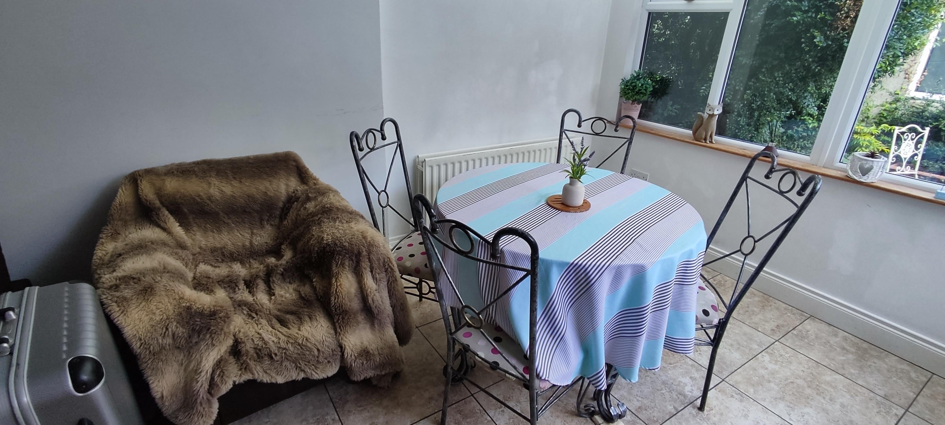 mesa de comedor, no se abre es así de pequeña