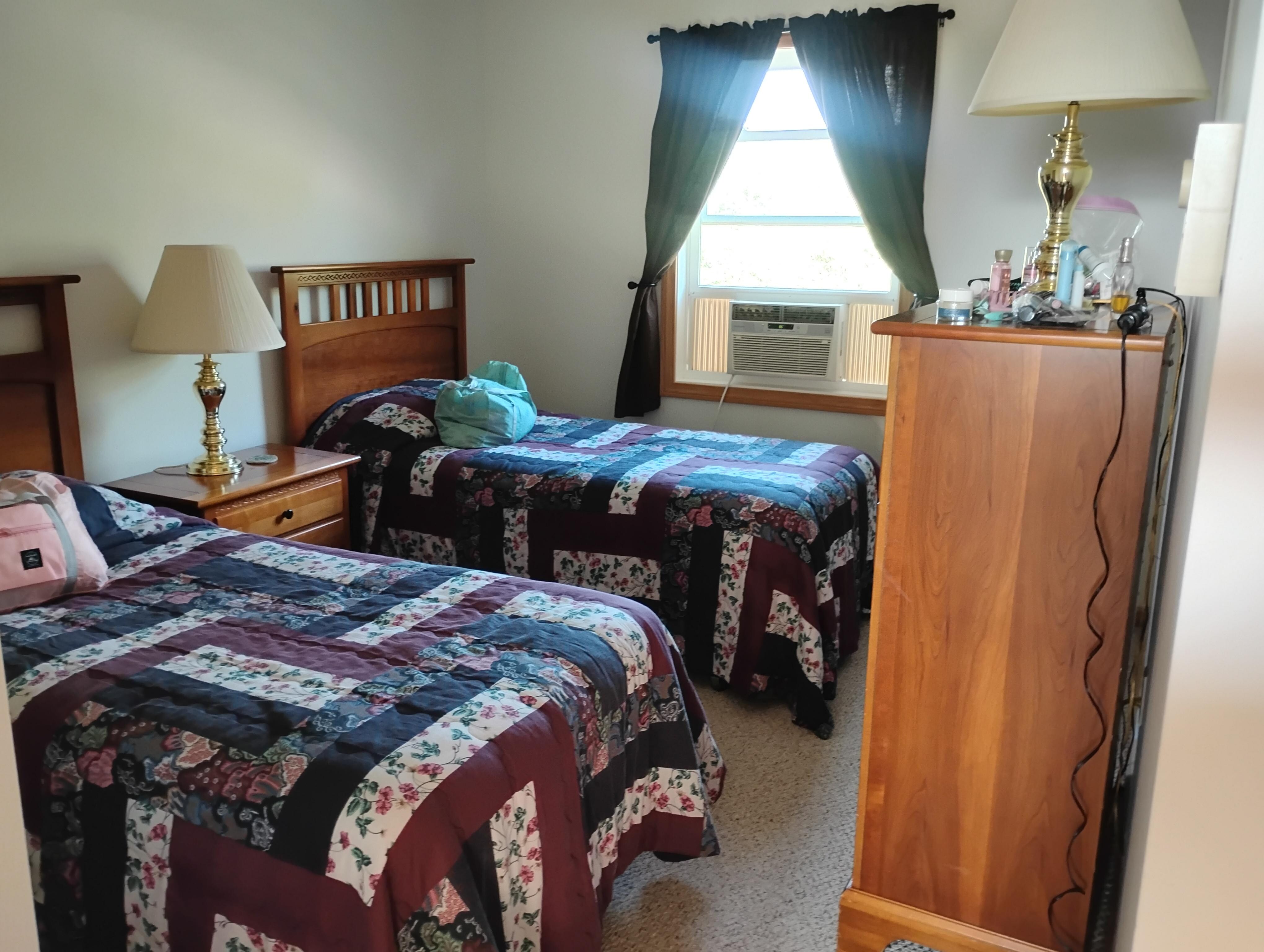 2 twin beds