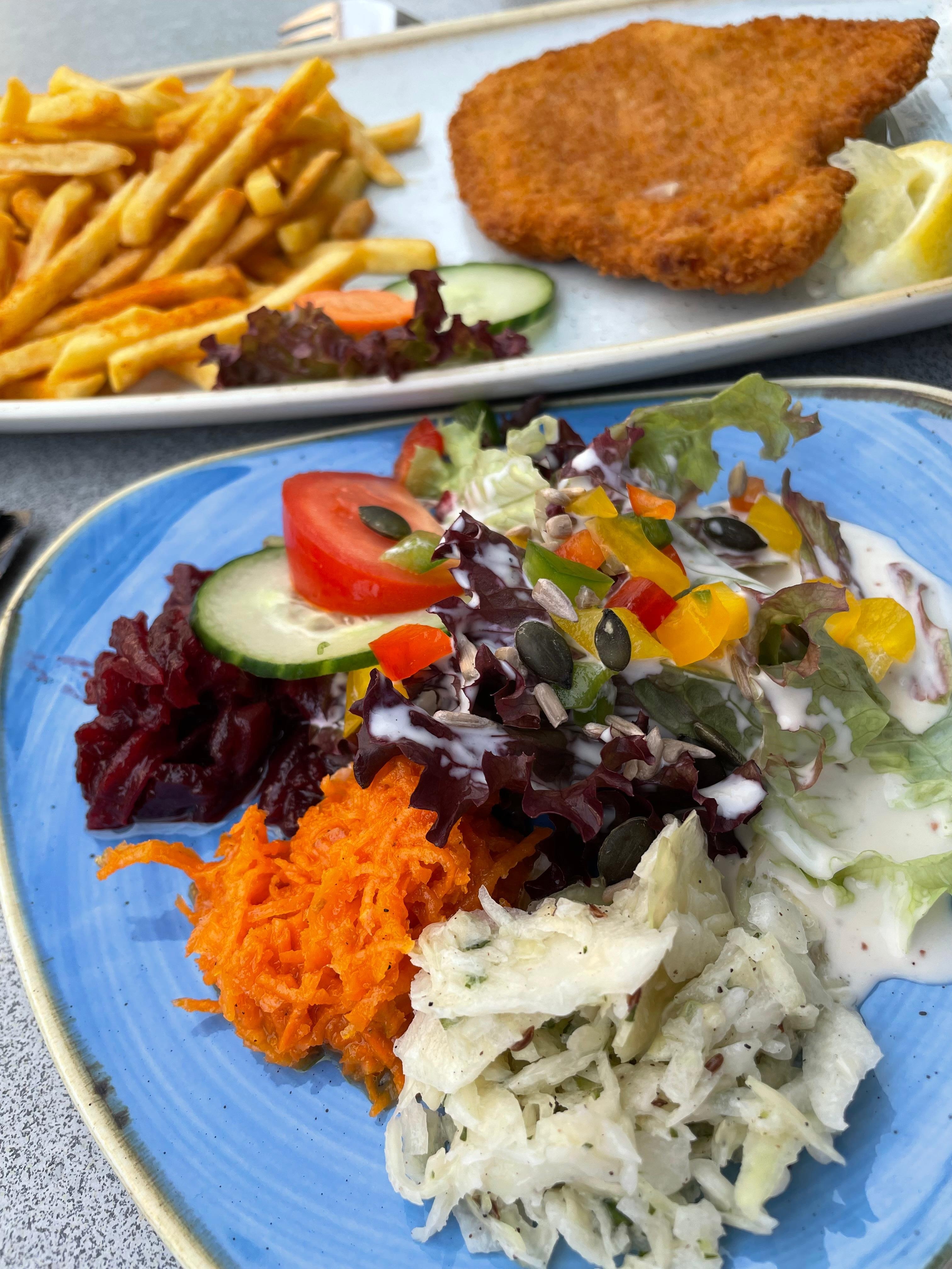 Aftensmaden var klassisk svinesnitzel med pommes og blandet salat.