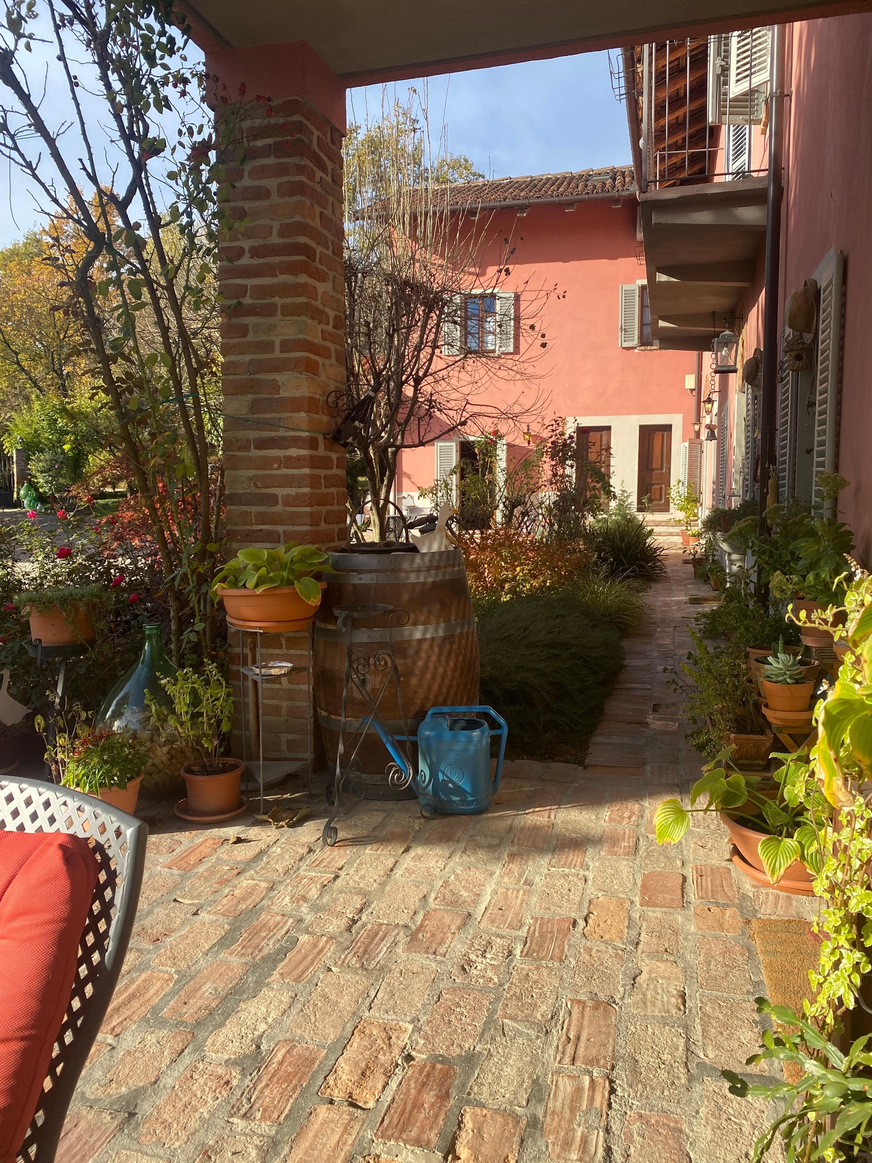 Sittplats utanför receptionen med vy mot rum.