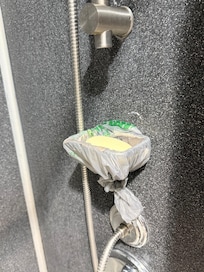 Improvisei uma saboneteira com uma sacola plastica