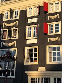 The front of the beautiful Craftsmen Hotel.
