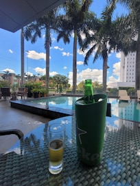 Vista da piscina para Av. Afonso Pena.