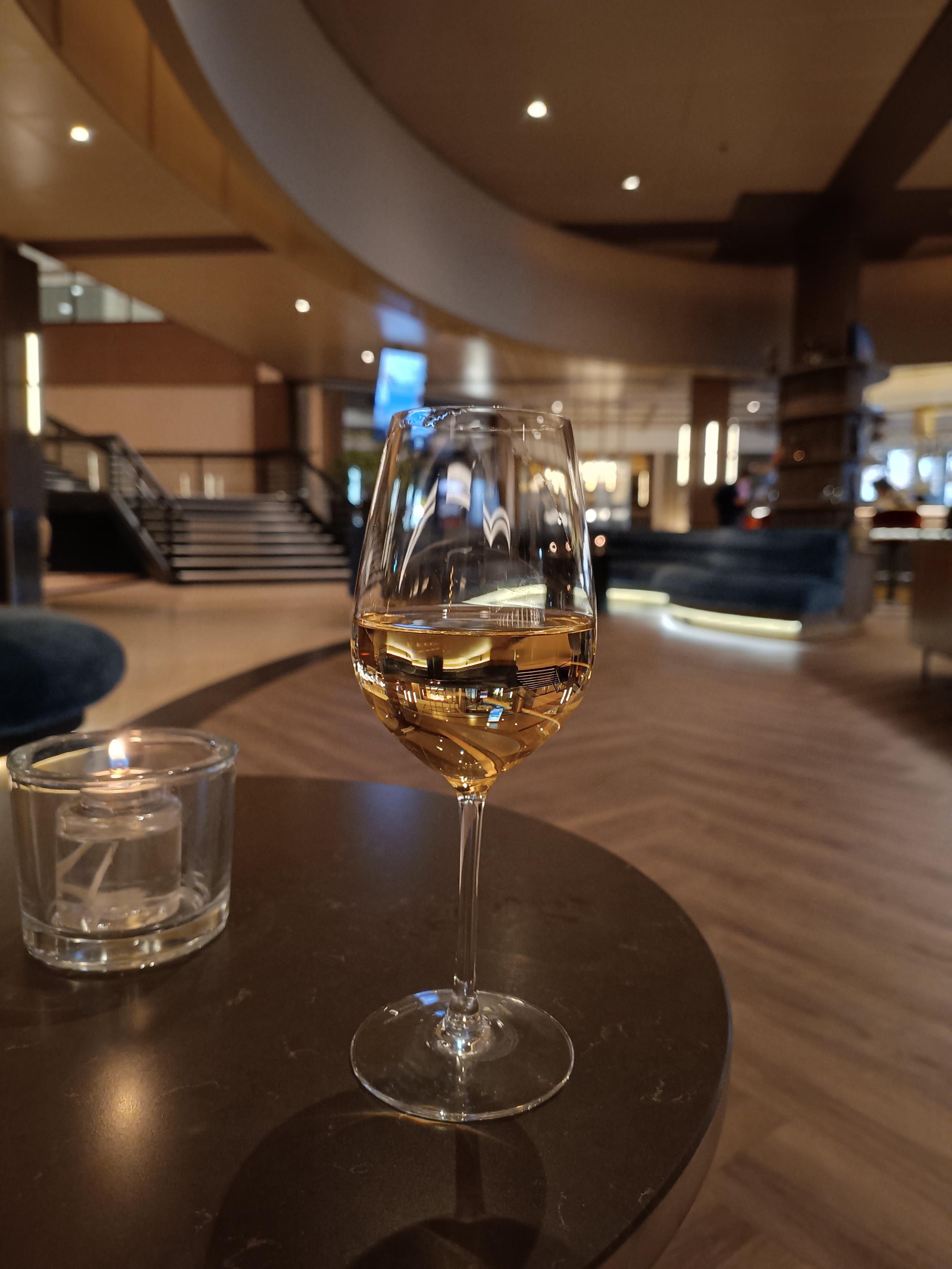 Lugn lobby med gratis glas vin på kvällen till medlemmar 