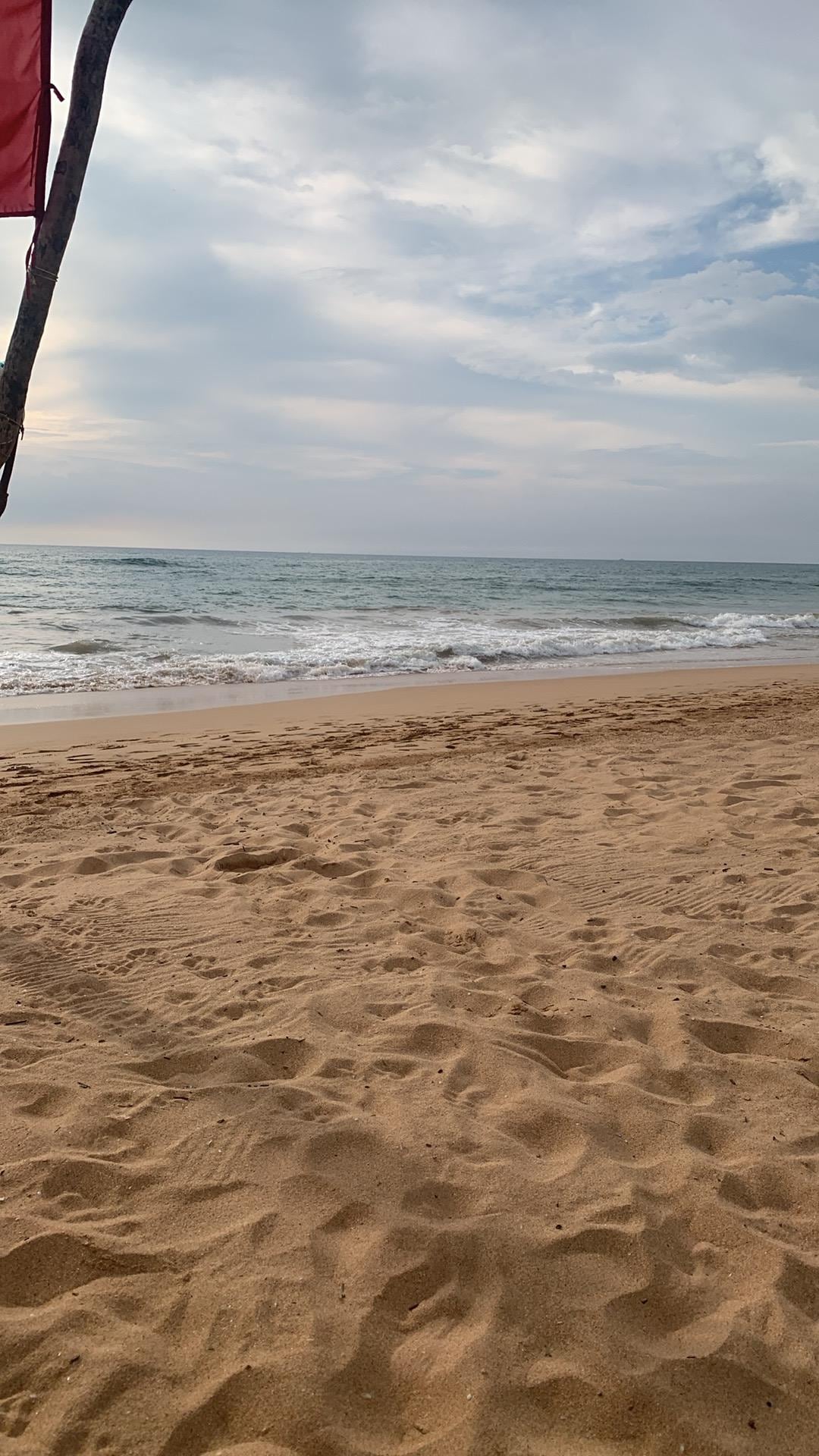 A short walk to the uncrowned beach, and beautiful rolling waves. 