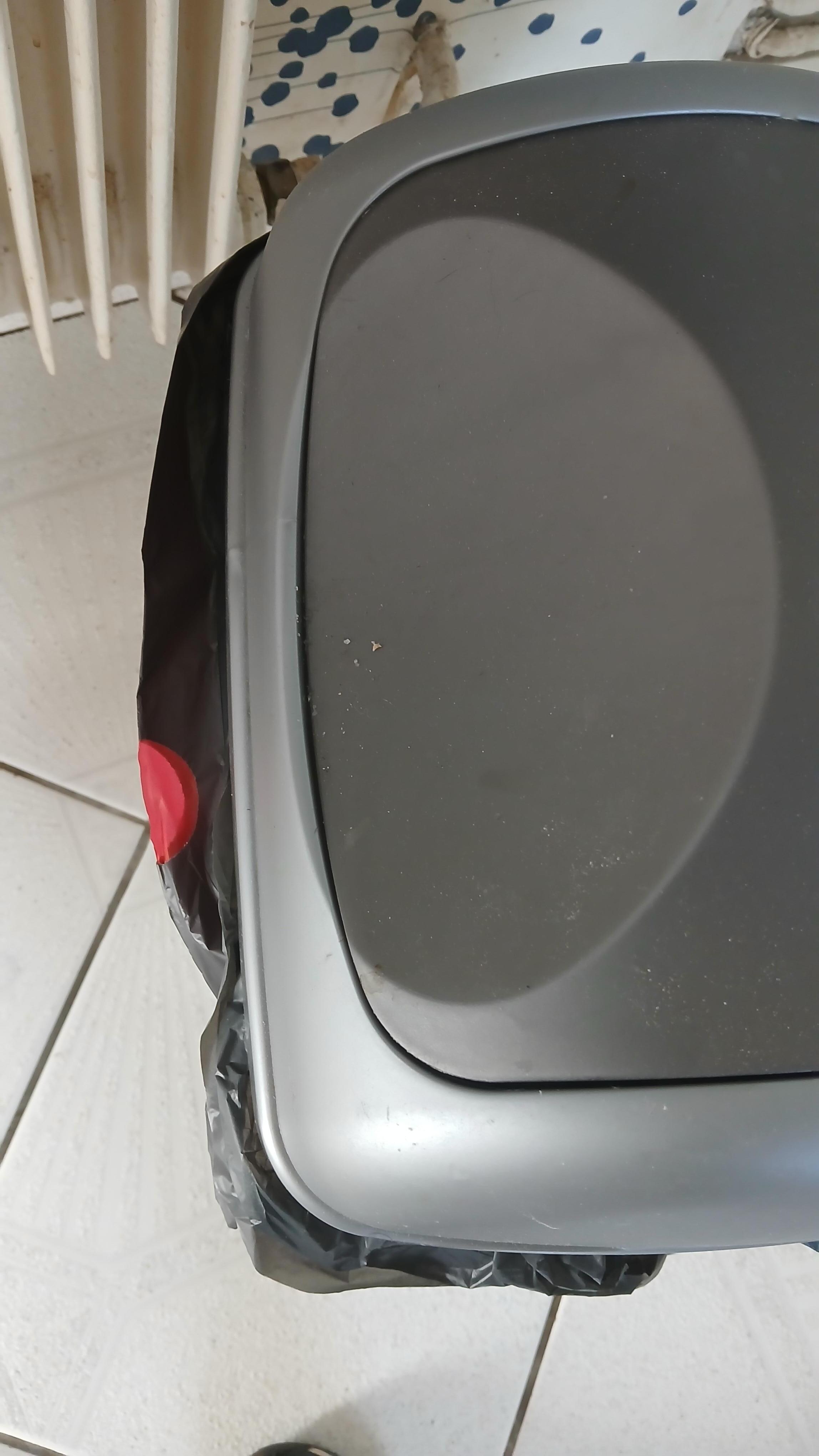  Saletés sur couvercle de la poubelle