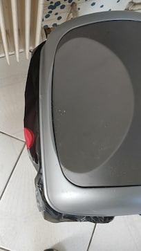 Saletés sur couvercle de la poubelle