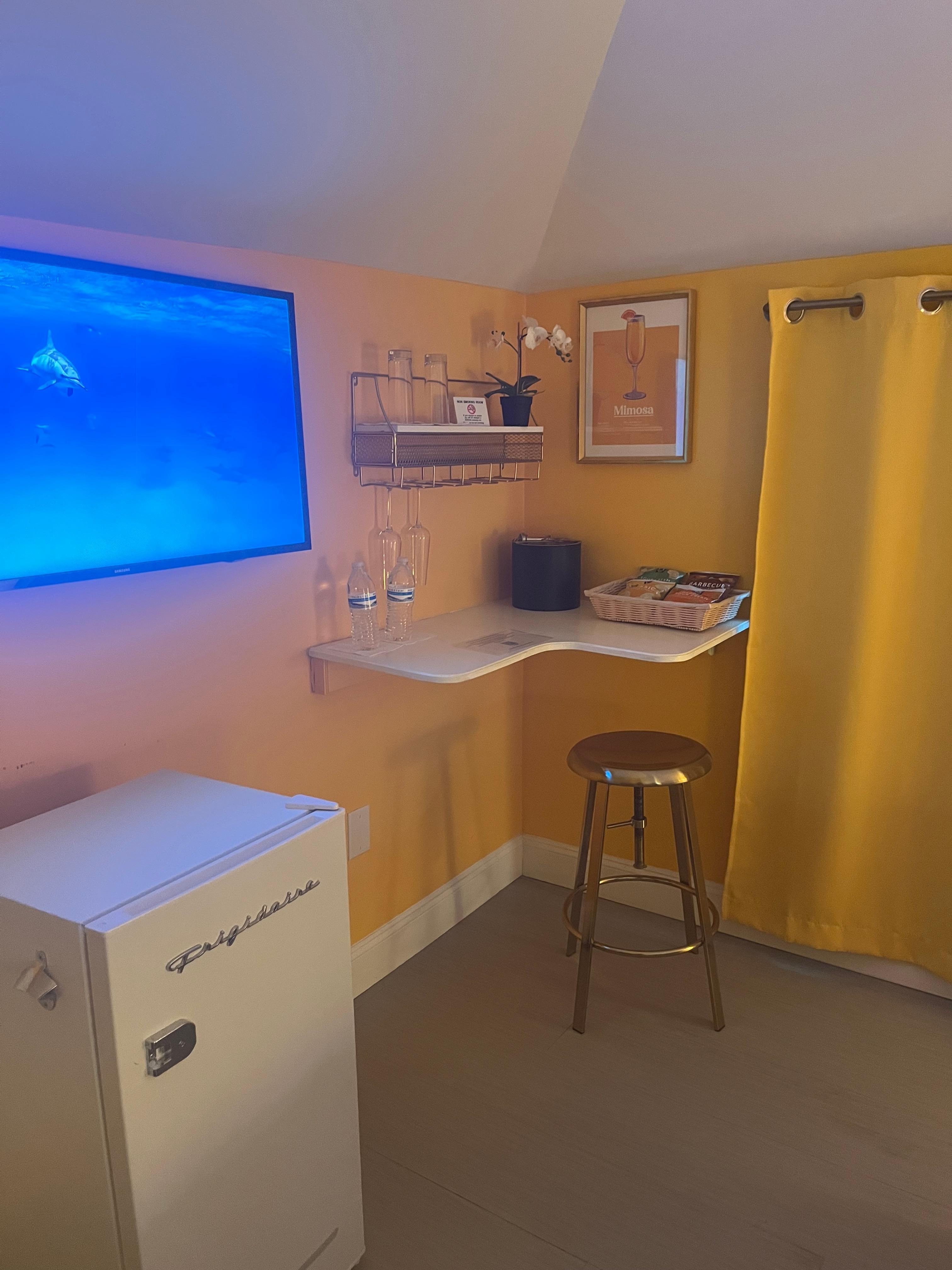 Cute little mini fridge 