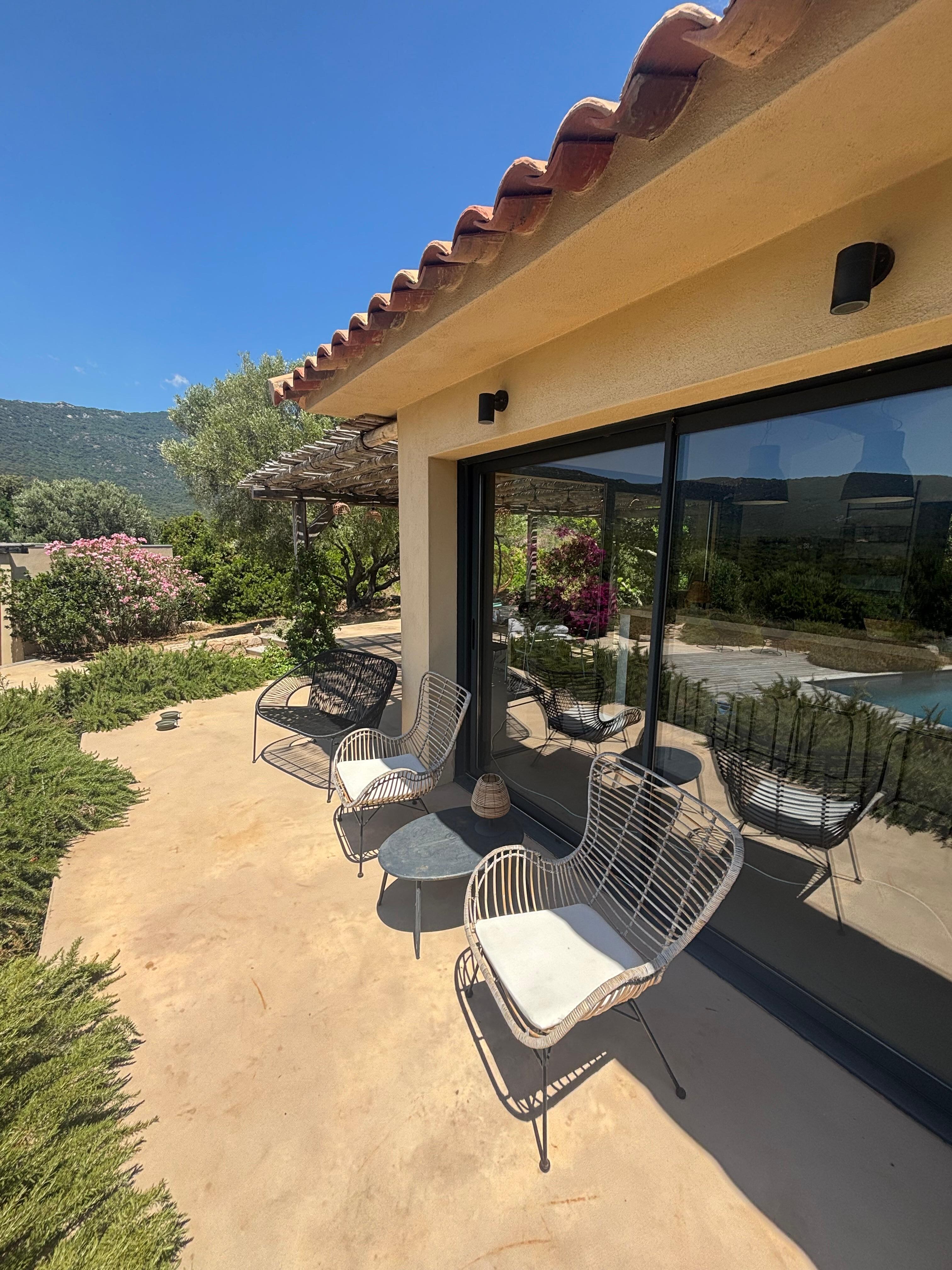 Terrasse mit Blick auf den Pool