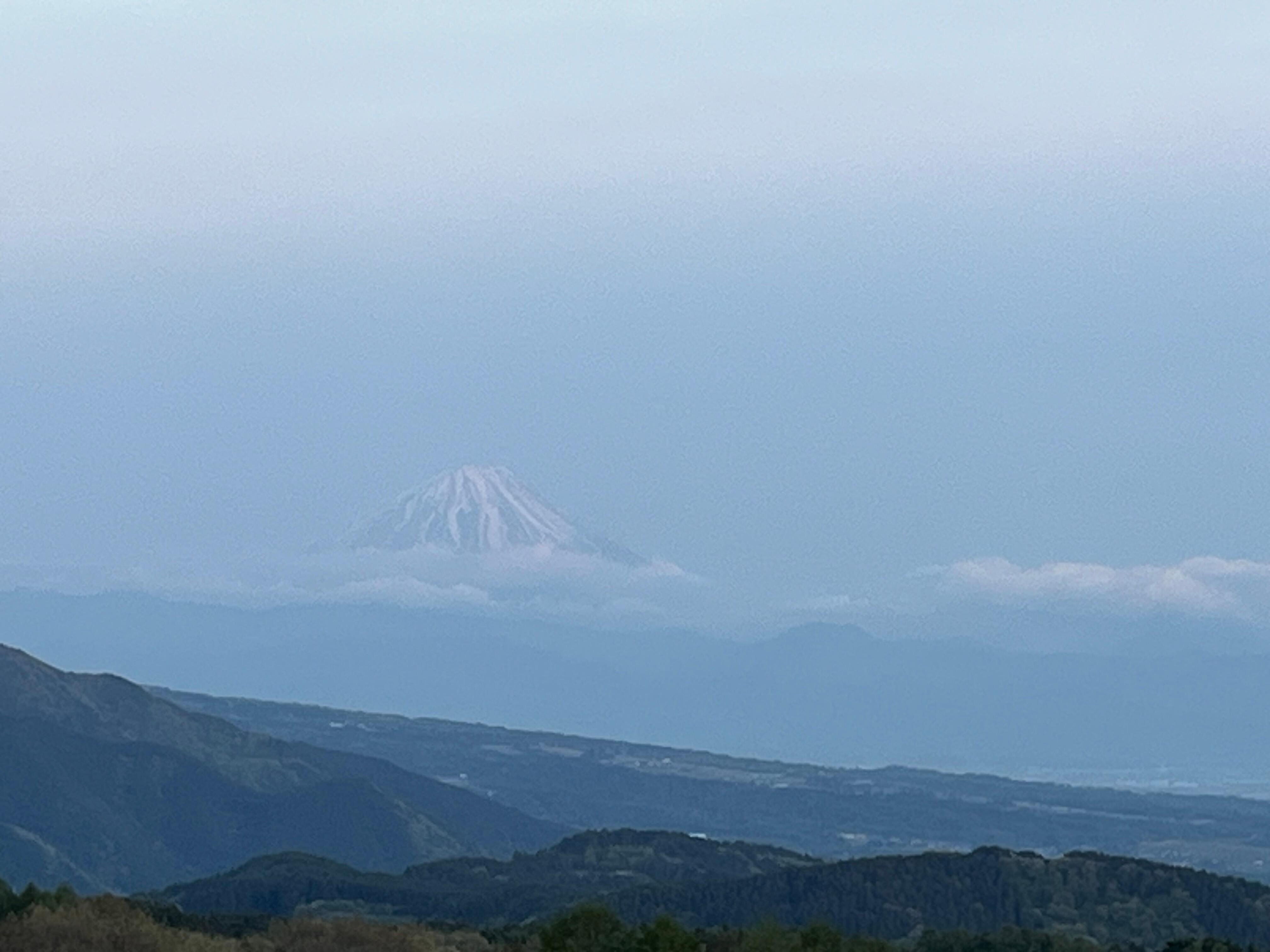 部屋からかすかに見える富士山