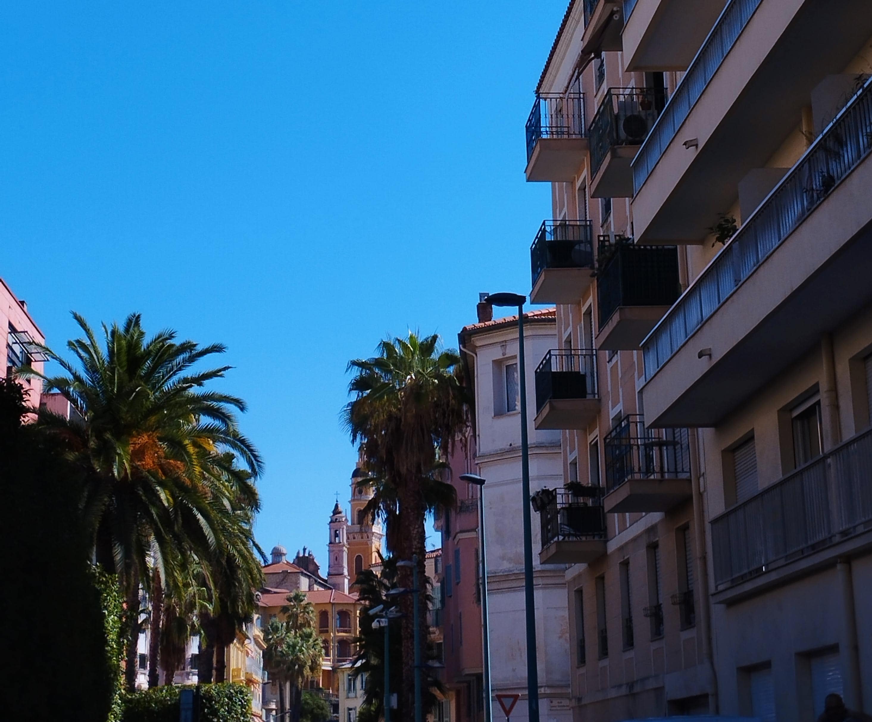 Photo prise en bas de l'immeuble.