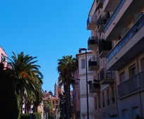Photo prise en bas de l'immeuble.