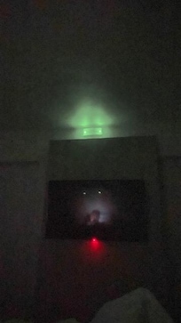 S'avonds een groene lamp die niet uitging.